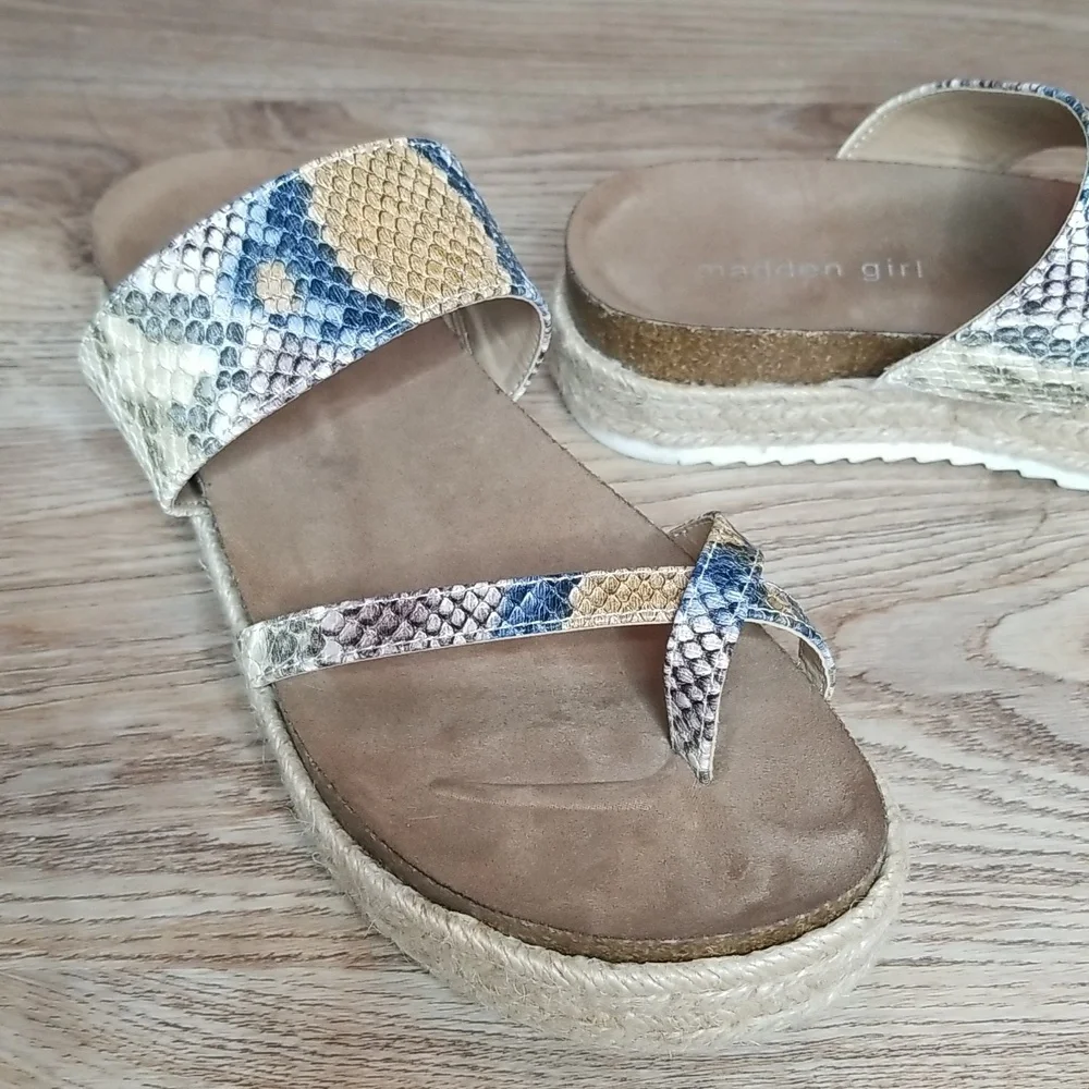 Madden Girl Womens Espradril Between The Toe Blue Cream Snake Print Sandals